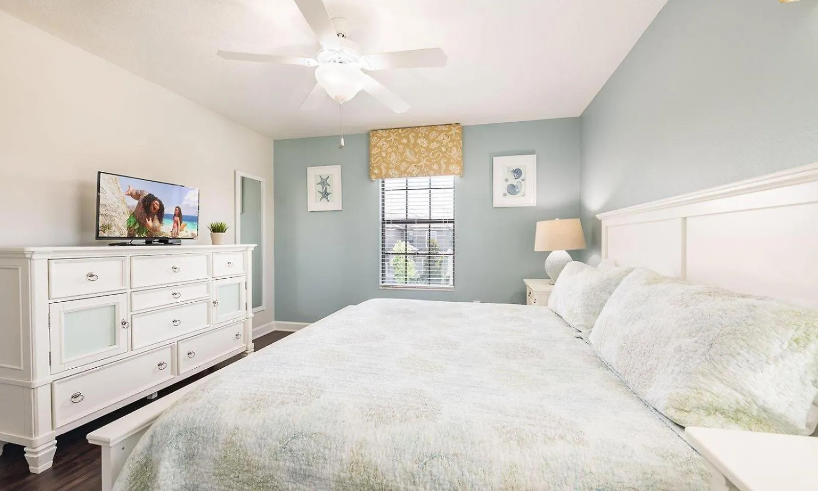 Open 8 Bdrm Home With Pool In Champions Gate location